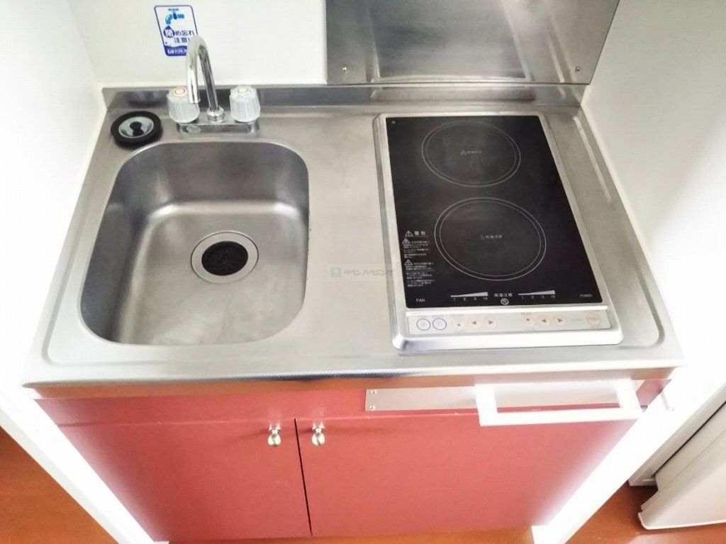 キッチン　2口電気コンロ付き。部屋により設備が異なる場合あり