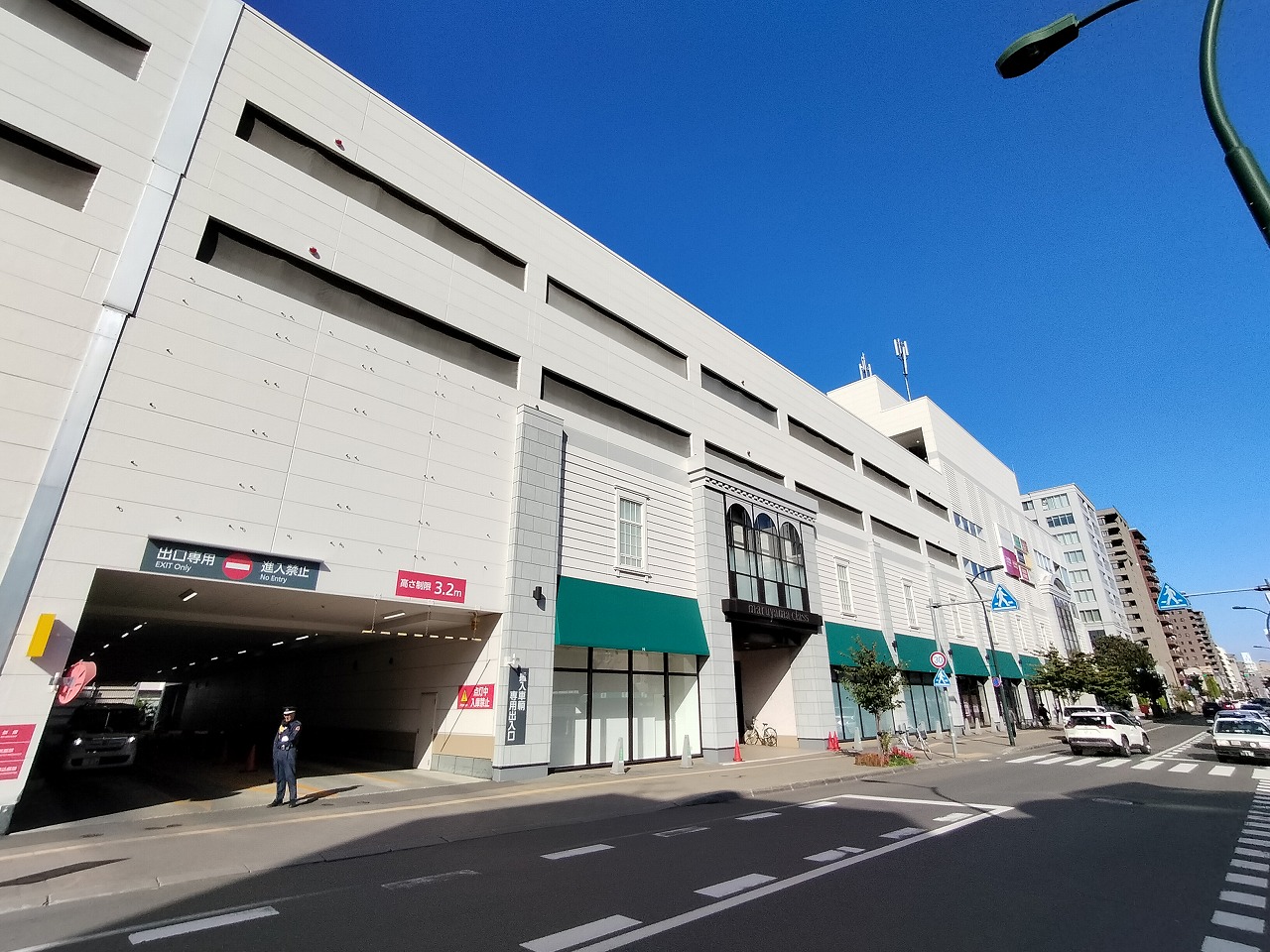 【札幌市中央区北一条西のマンションのショッピングセンター】