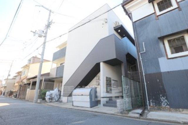 京都市伏見区奈良屋町のアパートの建物外観