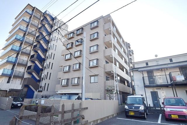 藤沢市片瀬海岸のマンションの建物外観