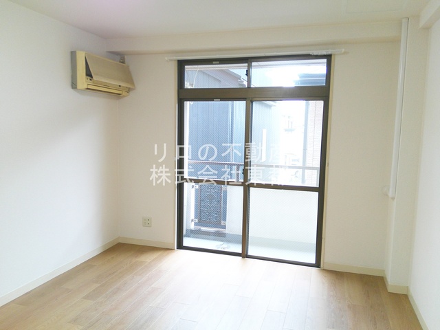 居室・リビング　南向きなので暖かな日差しが入りますね♪