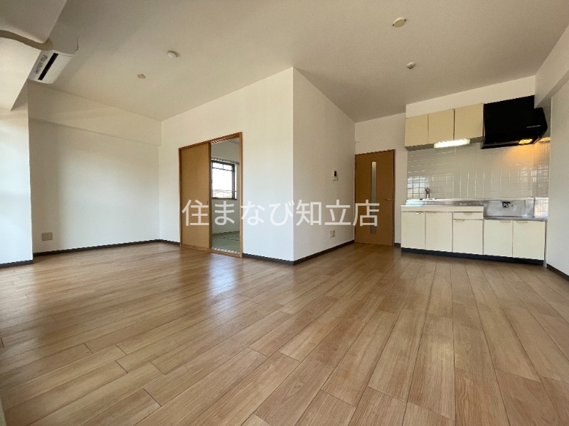 居室・リビング　別部屋写真（反転）