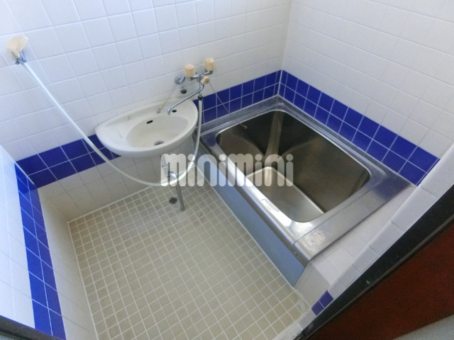 バス・シャワールーム　バスルームには洗面台がございます。