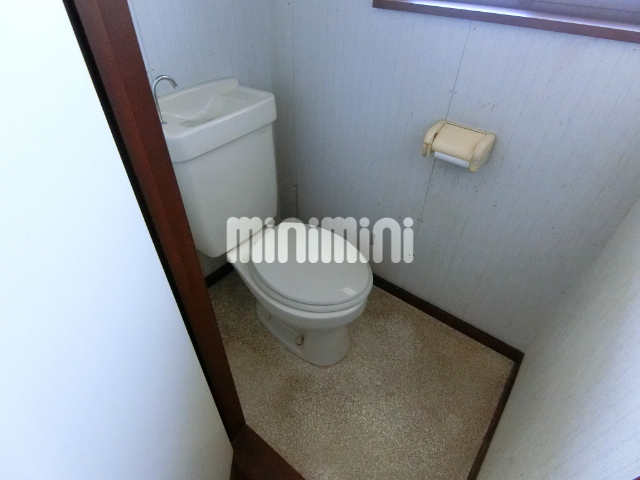 トイレ　採光窓のある明るいトイレです。