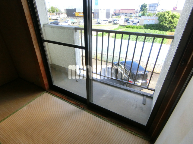 バルコニー　洗濯物を干すのに十分なスペースがございます。