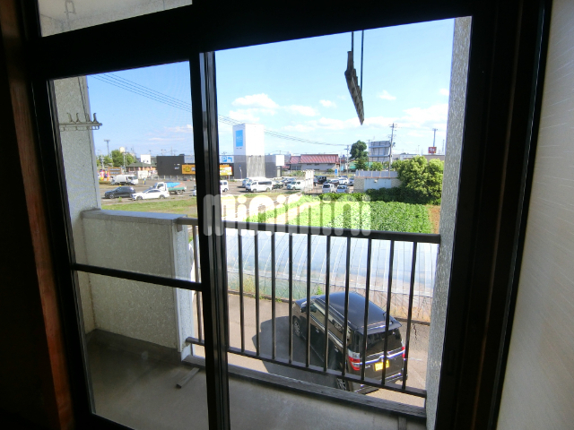 眺望　ベランダ側は駐車場のため、目の前を塞ぐ建物が無く解放感があり