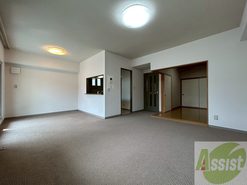 居室・リビング　日当たりが良くて心地よく過ごせそうなお部屋です。