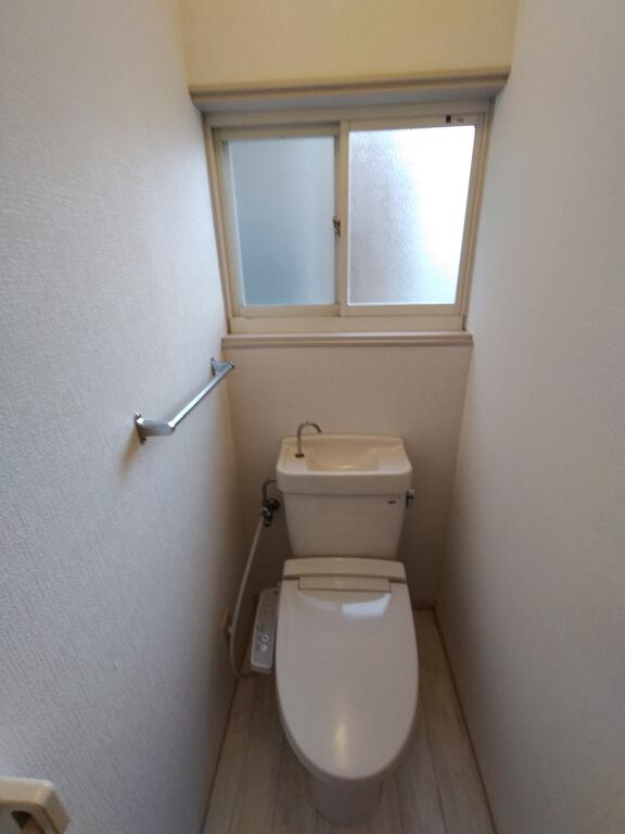 トイレ　温水洗浄便座になります