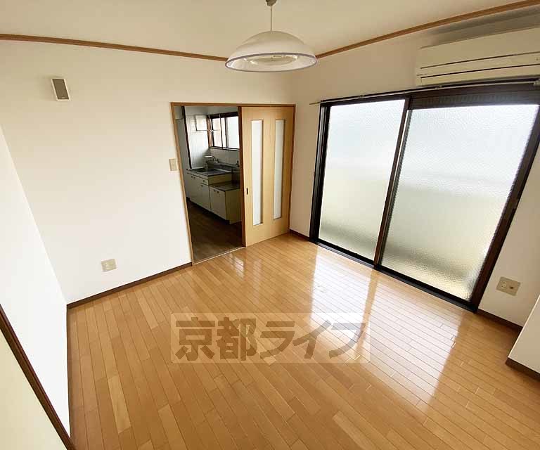居室・リビング　落ち着いた雰囲気のお部屋です