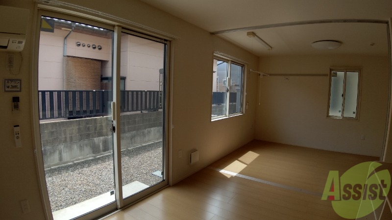 居室・リビング　陽の光が差し込む明るいお部屋は気持がいいですね。