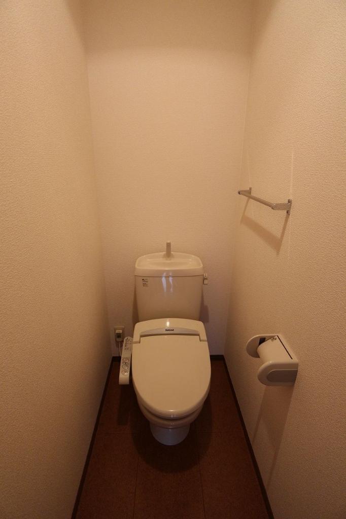 トイレ　温水洗浄便座付きのトイレです。