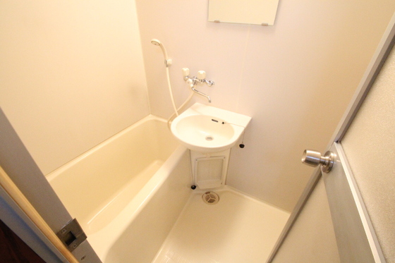 バス・シャワールーム　写真は別の号室のものです。