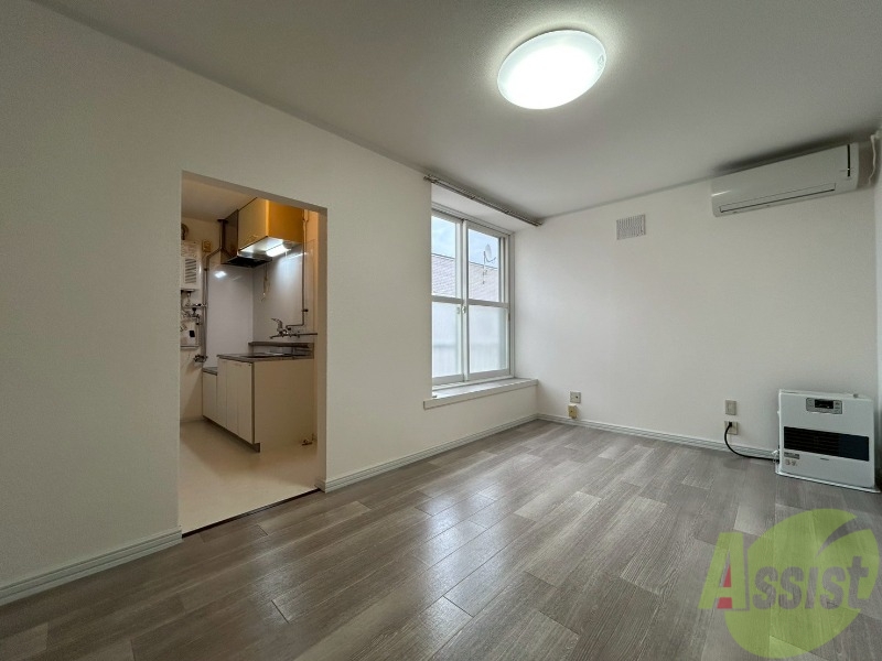 居室・リビング　リビングです。窓が大きくて明るいですね！