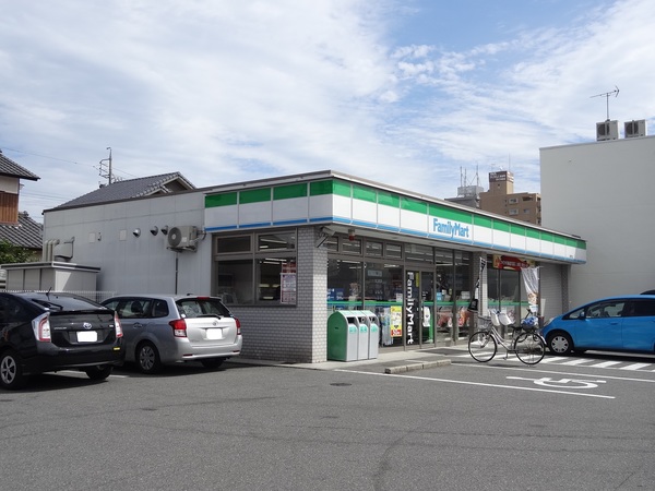 コンビニ　ファミリーマート津市南新町店（コンビニ）まで596m