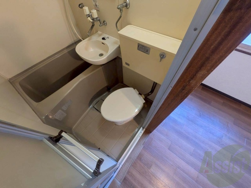 トイレ　ユニットバス内のトイレです。一人暮らしなら十分ですね。