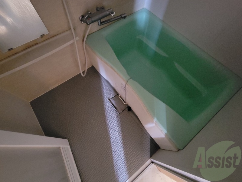 バス・シャワールーム　お風呂は広さがあってゆったり入ってられそうです。