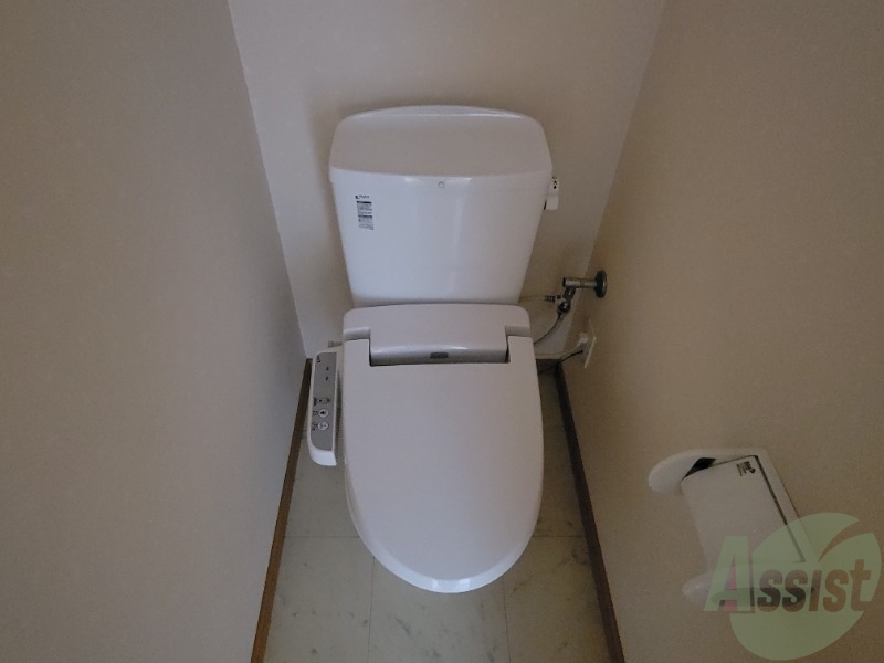 トイレ　お手洗いは温水洗浄付き。これは個人的に外せません。