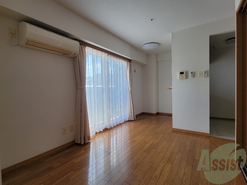 居室・リビング　広々としたリビングで家具の配置も楽ちん。