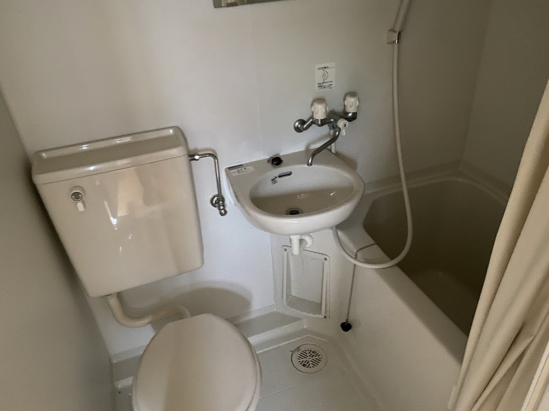 バス・シャワールーム　お風呂とトイレと洗面台です♪