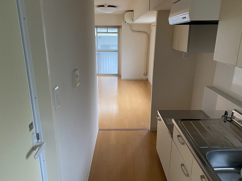 トイレ　キッチンの吊戸棚と換気扇です。収納スペース多めです♪