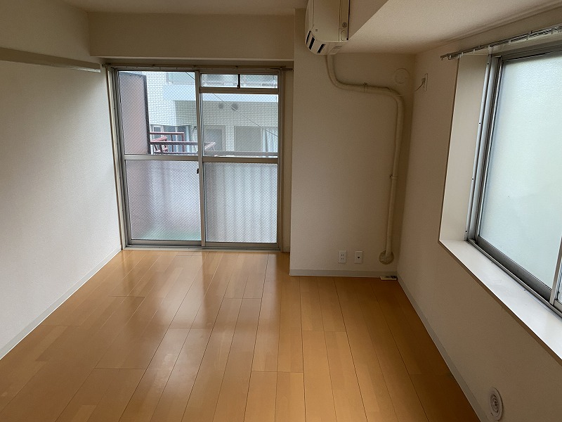 居室・リビング　洋室６帖には側面にも出窓があり、日当たり風通し良好です♪