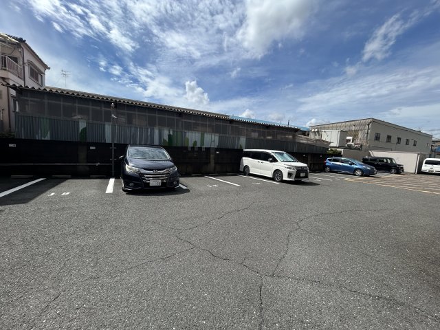 駐車場　駐車場に車を止められます