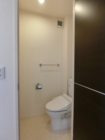 トイレ　202号室の写真（イメージ反転タイプ）