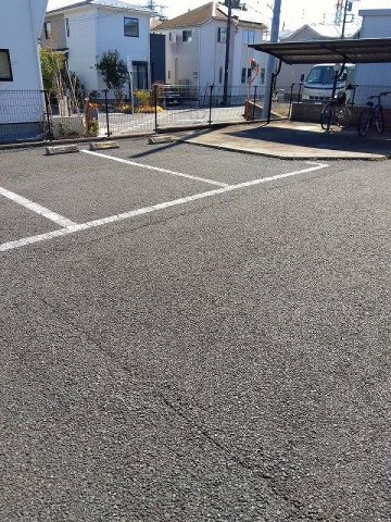 駐車場　駐車場があるので、車を買う予定の方も安心です