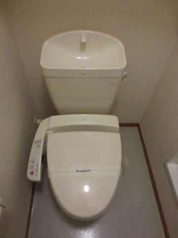 トイレ　落ち着いた色調のトイレです