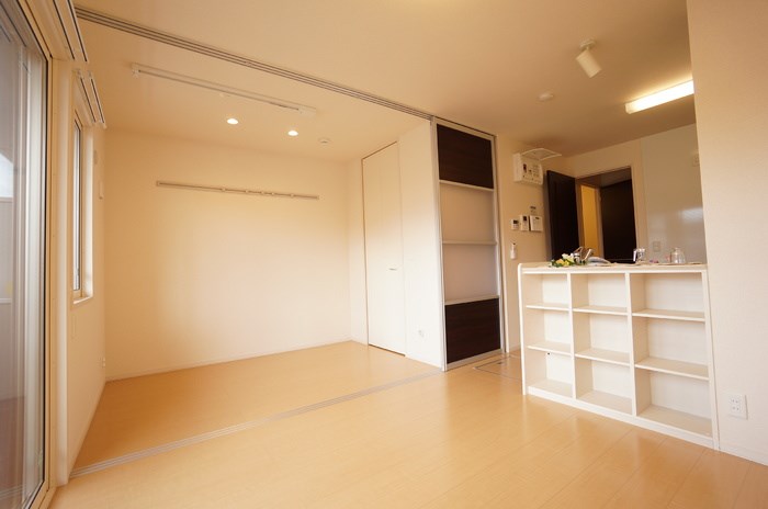 居室・リビング　8.3帖のリビングと3帖の洋室は仕切りがあり便利！