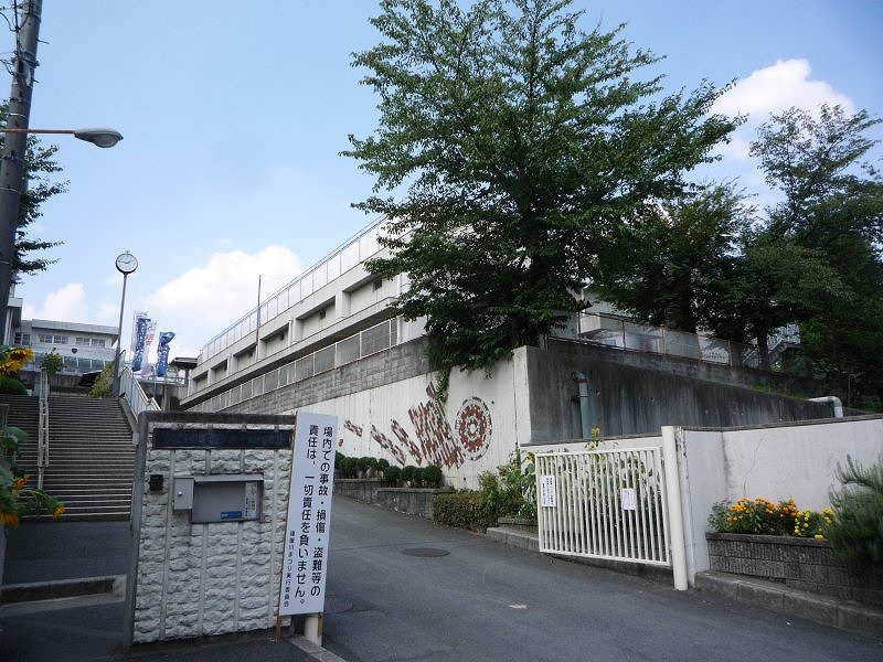 中学校　寝屋川市立第十中学校（中学校）まで1367m