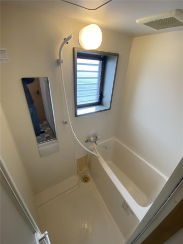 バス・シャワールーム　コンパクトで使いやすいお風呂です