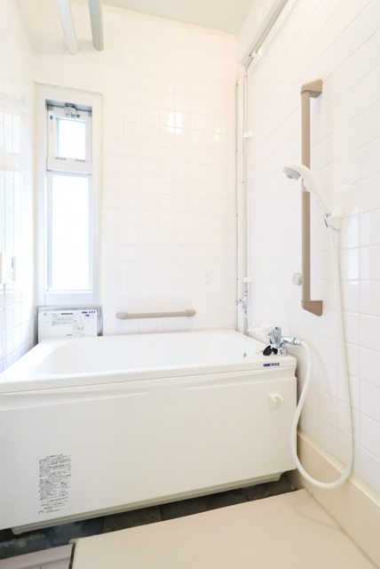 バス・シャワールーム　換気ができる小窓付きの浴室