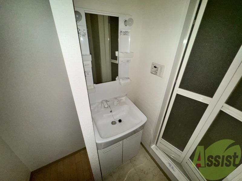 洗面設備　独立洗面台です。大きくてよいですね。シャンプーもできます。