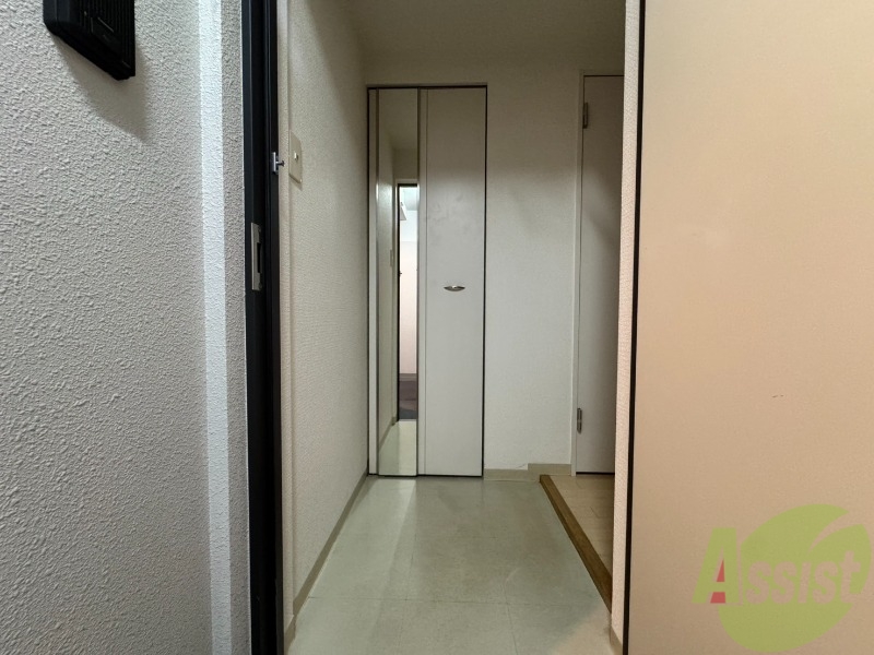 玄関　玄関です。すぐ広いリビングにつながっています。