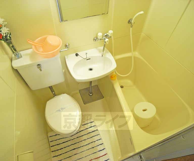 洗面設備　きれいなユニットバスです。