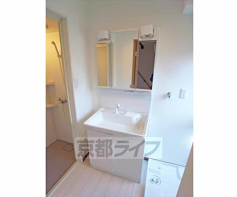 洗面設備　便利な洗面台です。