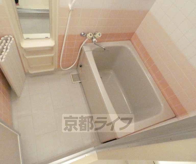 バス・シャワールーム　バスルームです