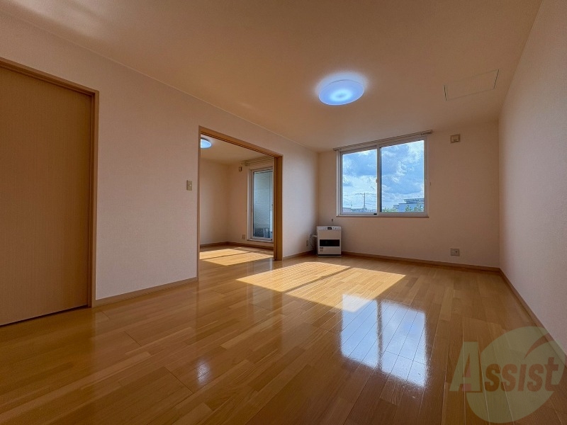 居室・リビング　広くてきれいなリビングです！快適に過ごせそうですね。