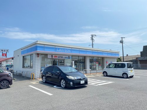 コンビニ　ローソン津白塚店（コンビニ）まで889m