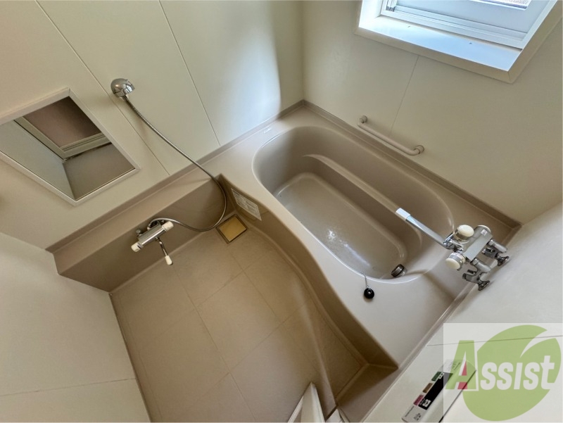 バス・シャワールーム　お風呂です。広々したバスでゆっくりくつろげます。