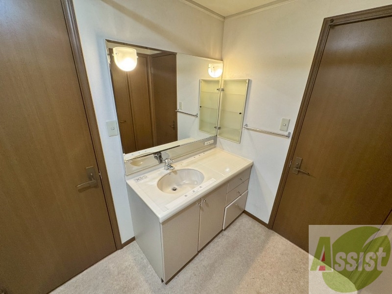 洗面設備　収納も豊富で使い勝手の良い洗面化粧台です。