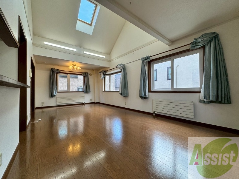 居室・リビング　木目のフローリングは落ち着きのある印象のお部屋になりますね。