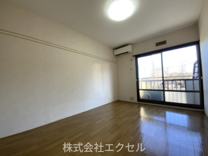 居室・リビング　エアコン・照明付きです。