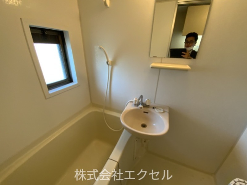 バス・シャワールーム　窓付きの浴室です。