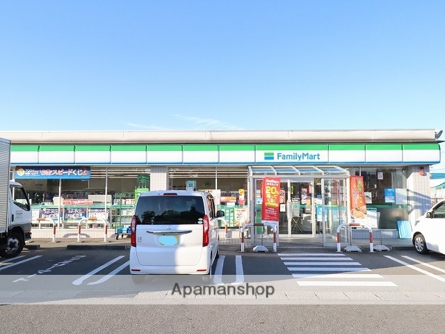 コンビニ　ファミリーマート（コンビニ）まで746m