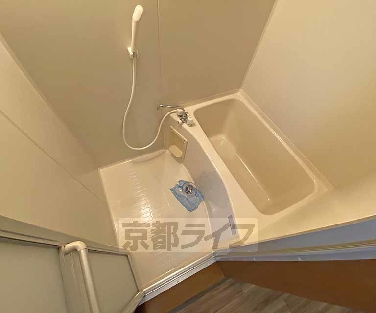 バス・シャワールーム　バス・トイレ別でゆったりと入浴できます。