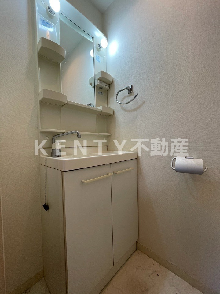 洗面設備　朝の支度にも助かる、独立の洗髪洗面化粧台