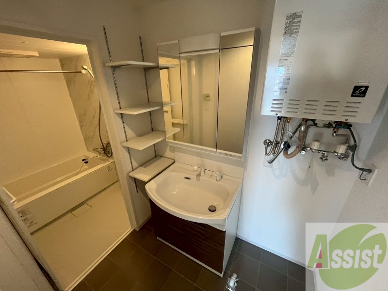 洗面設備　独立洗面台です。大きくてよいですね。シャンプーもできます！