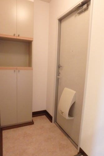 玄関　別系統のお部屋になります。現状を優先します。